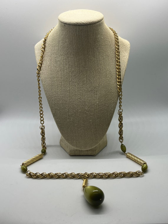 Beautiful Vintage Green and goldtone long necklace