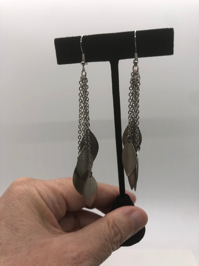 Ships USPS first class mail Vintage Silvertone dangle pierced earrings Pre owned.