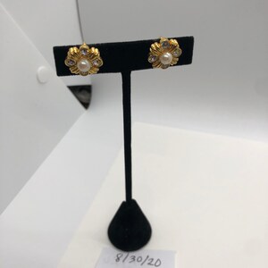 Pretty goldtone clip on earrings