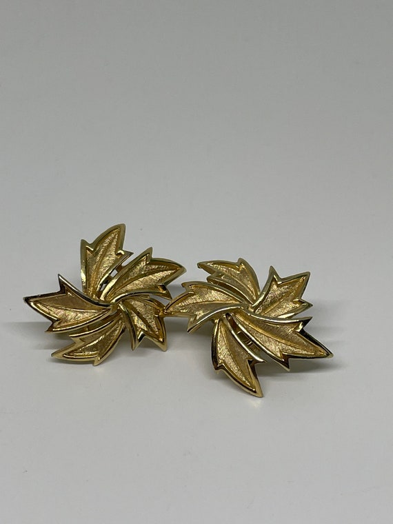 Vintage Crown Trifari goldtone clip on earrings - image 5