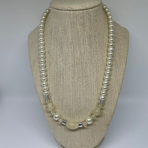 Vintage faux pearl beaded necklace