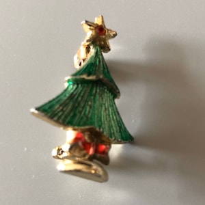 Small Christmas Tree Pin