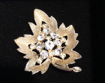 Beautiful vintage rhinestone leaf brooch