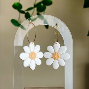 Pendientes Daisy Hoops / de arcilla polimérica / hechos a mano / chapados en oro / ligeros.