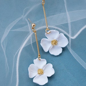 Pendientes de novia Robyn: pendientes de flores de arcilla polimérica hechos a mano, livianos, bañados en oro.