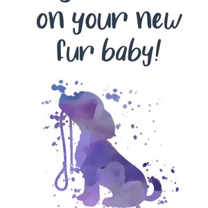 Op de afbeelding: Gefeliciteerd met je nieuwe harige baby! Aquarel-illustratie van een paarse hond met een riem.