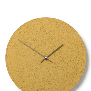 Beton Wanduhr 11,4&quot;/29 cm - Uhrwerk CL300807 - Kleine Runde Uhr, Gelbe Uhr mit bronzefarbenen Zeigern