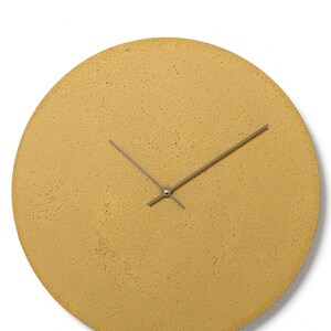 Beton Wanduhr 19,3&quot;/49 cm - Uhrwerk CL500807 - Große Runde Uhr, Gelbe Uhr mit bronzefarbenen Zeigern