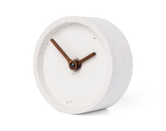 Reloj de mesa de hormigón 4"/10 cm - Clockies CT100404 - Reloj de escritorio redondo, Reloj blanco con agujas de madera de nogal