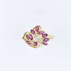 Anillo de cóctel de diamantes rubíes de oro amarillo de 14K, anillo de rubí minimalista dainty de 0,5 s, rubí de oro macizo y anillo de racimo de diamantes