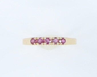 14K Gelbgold Pink Ruby Bar Ring: Juli Geburtsstein