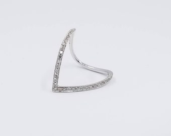 14 kt witgouden diamanten ring met chevron: stapelbare V-band