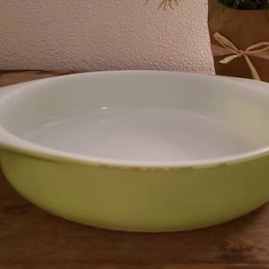 Vintage Pyrex Lime Green 8&quot; Round casserole dish #221 1952-1960s