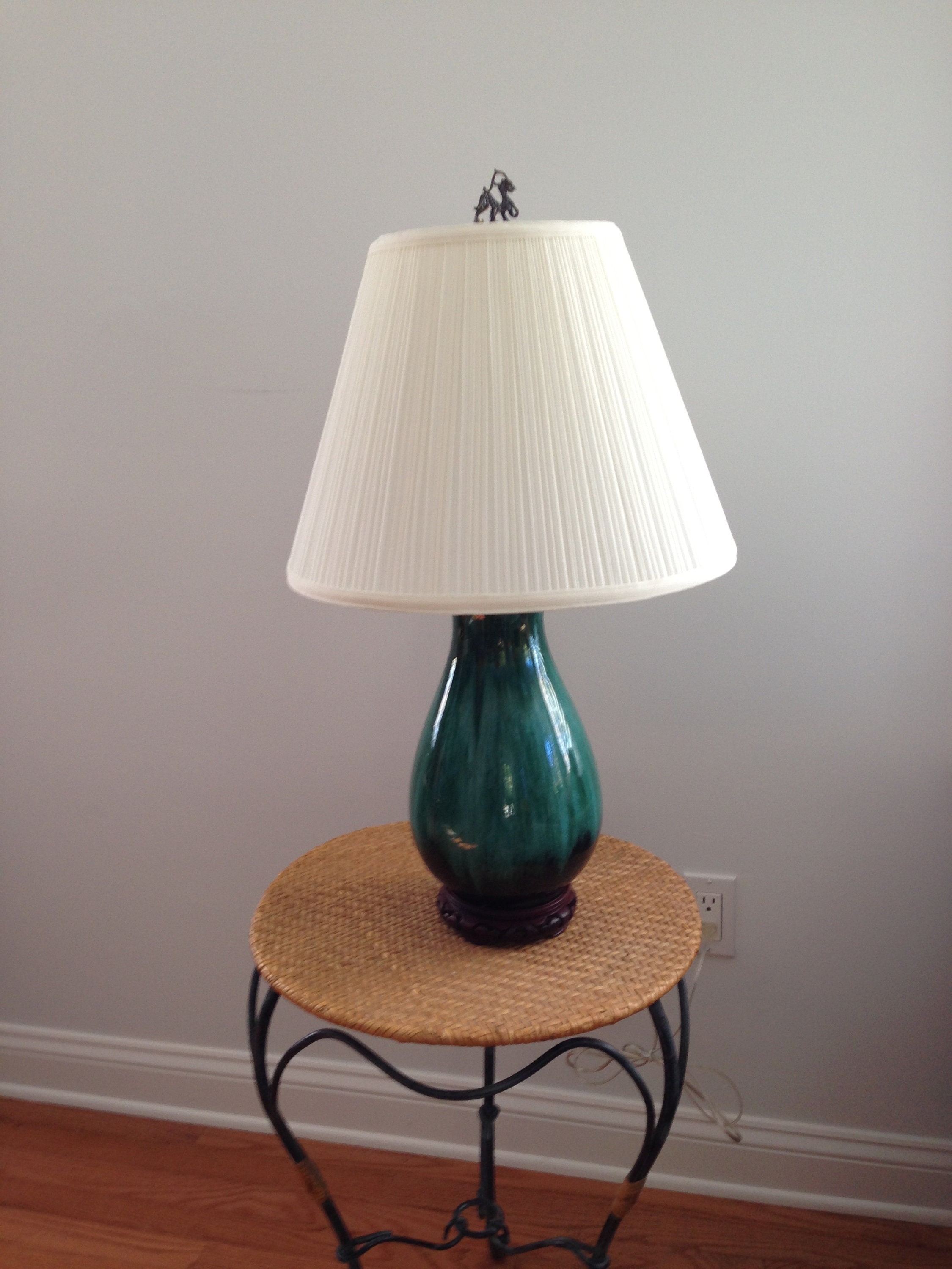Lampe d'accent avec Base de Vase Vintage, Une Lampe Table Blue Mountain Pottery Symbole Asiatique Bo