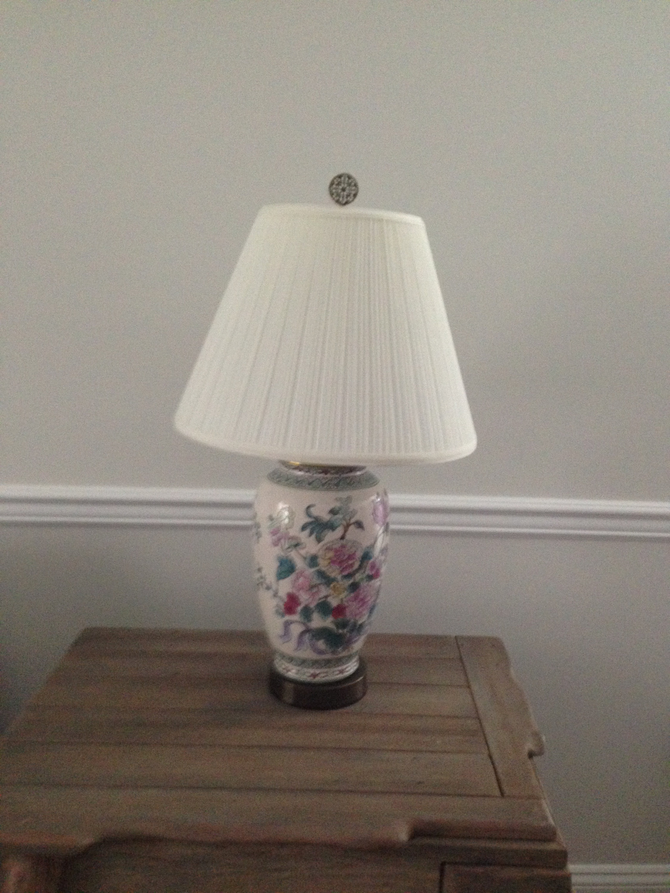 Des Fleurs Colorées Illuminent Cette Lampe de Table Vase en Céramique avec Un Mandala Finial Filigra