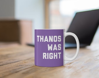 Könnte beinhalten: Eine lila Keramiktasse mit weißem Text, der "THANOS HATTE RECHT" lautet.