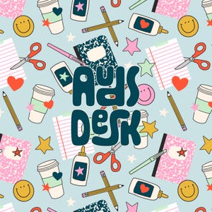 Może przedstawiać: Jasnoniebieski wzór z artykułami szkolnymi i napisem "AYS DESK". Projekt zawiera kubki do kawy, nożyczki, ołówki, notatniki, butelki z klejem, gwiazdki, serca i uśmiechnięte buzie.