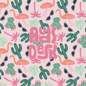 Op de afbeelding: Roze en groene achtergrond met de tekst "Days Desk" in roze. Het patroon bevat cactussen, palmbomen, flamingo's en zonnebrillen.