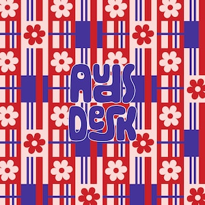 Könnte beinhalten: Ein blauer und weißer gemusterter Hintergrund mit roten und weißen Streifen. Die Worte "A Day's Desk" sind in einer blauen, wellenförmigen Schrift geschrieben.