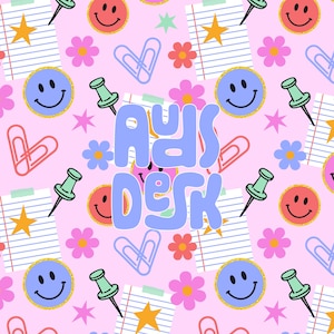 Peut inclure: Un motif répétitif sur fond rose avec divers éléments scolaires. Le motif comprend des autocollants smiley, des punaises, des trombones, des fleurs, des étoiles et du papier ligné. Le texte "AYS DESK" est au centre de l'image.