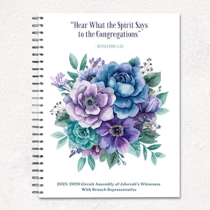 以下が含まれることがあります： 青、紫、緑の色合いの花柄が施された、スパイラル綴じのノート。表紙には「Hear What the Spirit Says to the Congregations」と「2025-2026 Circuit Assembly of Jehovah's Witnesses」の文字が記されています。「Digital & Printable Notebook」の文字も表示されています。