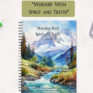 Può includere: Un quaderno a spirale con un paesaggio ad acquerello di una montagna e un fiume. La copertina recita "Worship With Spirit and Truth" e "2025-2026 Circuit Assembly". Il testo aggiuntivo include "Notebook" e "Digital Printable".