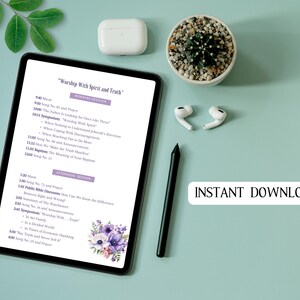 Op de afbeelding: Een digitale tablet toont een schema met de titel "Worship With Spirit and Truth" met tekst en bloemaccenten. De woorden "Instant Download" staan in een witte rechthoek. Een zwarte stylus, oortelefoons en een kleine potplant zijn ook zichtbaar.