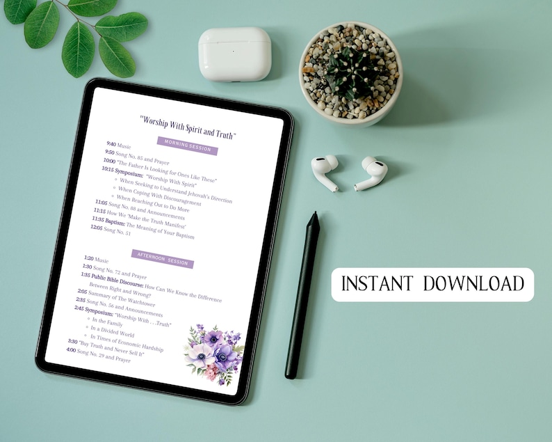 Op de afbeelding: Een digitale tablet toont een schema met de titel "Worship With Spirit and Truth" met tekst en bloemaccenten. De woorden "Instant Download" staan in een witte rechthoek. Een zwarte stylus, oortelefoons en een kleine potplant zijn ook zichtbaar.