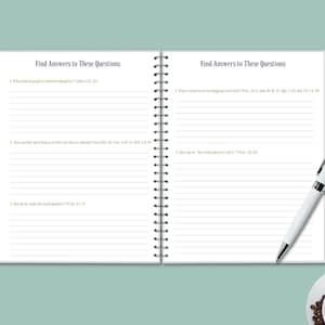 Op de afbeelding: Open spiraalgebonden notitieboek met gelinieerde pagina's en de tekst "Find Answers to These Questions" in paars. Een witte pen met zilveren details ligt op de rechterpagina. Een kopje koffie met latte art is zichtbaar.