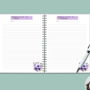 Op de afbeelding: Open notitieboek met gelinieerde pagina's, spiraalbinding en bloemaccenten. Het notitieboek bevat de tekst "2:45 Symposium: Worshipping with Truth" en "In the Family" en "In a Divided World". Een witte pen ligt op de rechterpagina.