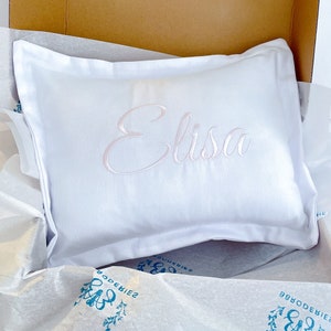 Babykussen, meisje, geborduurd kussen, monogramkussen, cadeau voor nieuwe ouders, kussensloop, aangepast kussen, uniek babycadeau, babynaamkussen