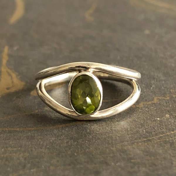 Green Peridot Silver Ring, Peridot Jewelry, 92.5% Sterling Silver Ring, Gemstone Ring, Oval Shape Peridot Ring, Ring with gemstone