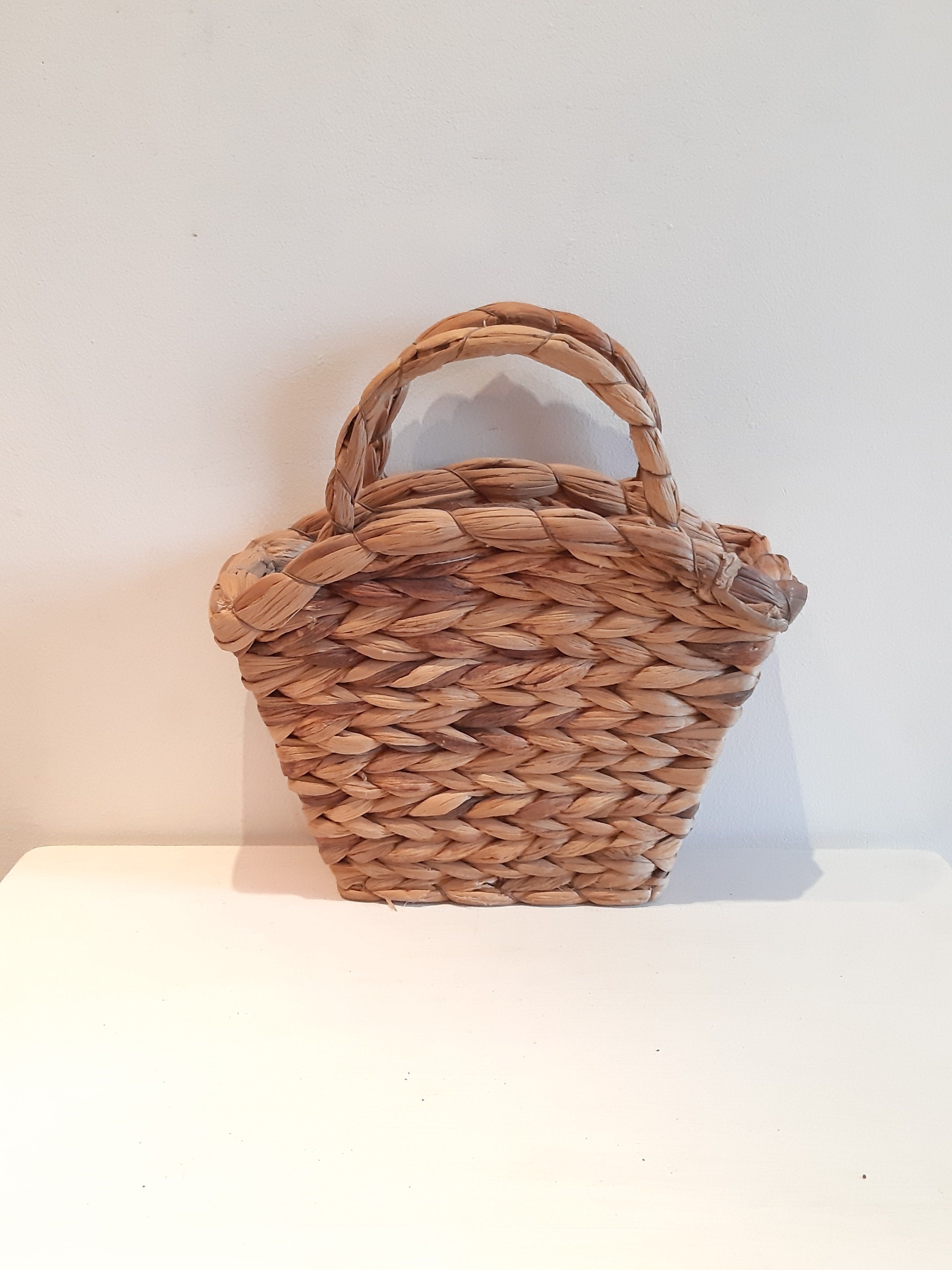 Panier de Bois et Rotin Vintage Sous La Forme d'un Panier Rustique Sac à Main Collectionnant Le Déco