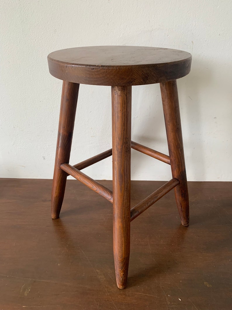 Tabouret vintage en bois de pin, siège enfant en bois Tabouret de chambre à coucher, tabouret latéral, support de cache-pot, accessoires de tabouret rustique teinté foncé vers les années 1990 image 3