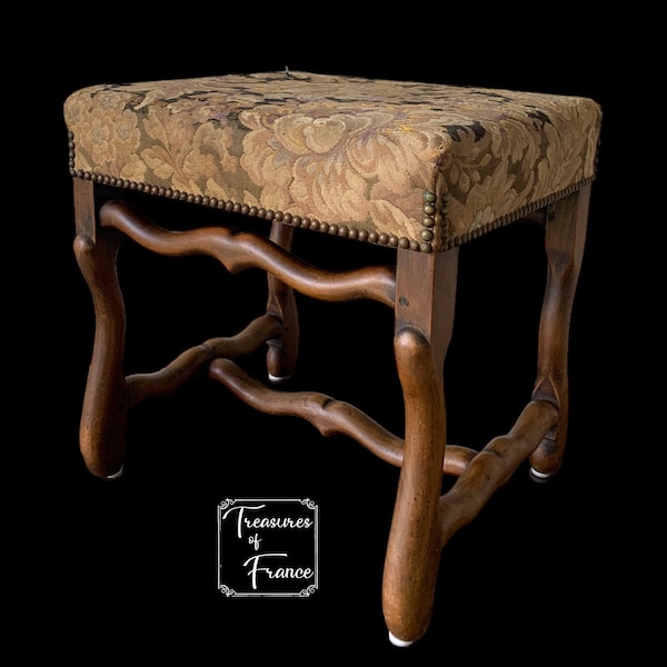 Repose-pieds vintage, France, bois et rembourrage, siège de style Louis XIII, tabouret de piano rembourré en os de mouton, sièges d'appoint vers les années 1950