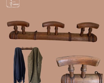 Perchero vintage de imitación bambú, perchero francés de madera con 3 ganchos, decoración rústica, ganchos de madera, perchero con clavijas de madera, estilo retro, circa 1970.