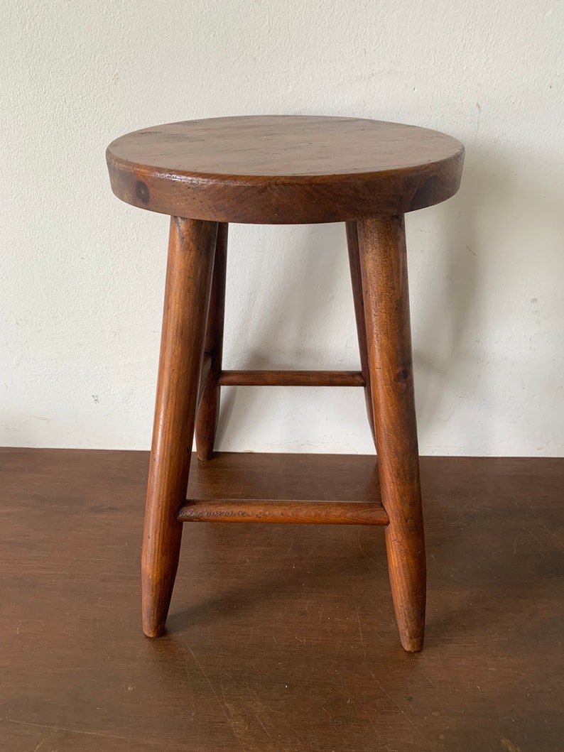 Tabouret vintage en bois de pin, siège enfant en bois Tabouret de chambre à coucher, tabouret latéral, support de cache-pot, accessoires de tabouret rustique teinté foncé vers les années 1990 image 5