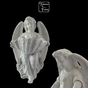 Puede incluir: Una figura de ángel blanco sosteniendo un cuenco en forma de concha. El ángel tiene alas detalladas y lleva una prenda drapeada. La imagen tiene el texto "Treasures of France" en un marco decorativo.