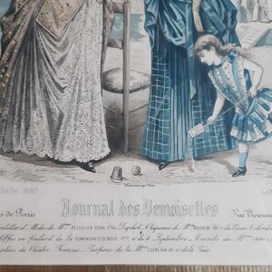 Puede incluir: Una ilustraci&oacute;n vintage de la revista Journal des Demoiselles, fechada el 15 de julio de 1887. La imagen representa a tres mujeres vestidas con ropa de moda, dos mujeres de pie y una ni&ntilde;a jugando con un palo en el suelo. Las mujeres llevan vestidos largos con detalles intrincados, y la ni&ntilde;a lleva un vestido a rayas con un cuello con volantes.
