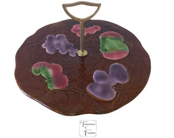 Plato vintage francés de cerámica Sarreguemine para quesos, tartas y frutas. Ideal para servir o decorar la cocina o el hogar. Fabricado en Francia alrededor de 1970.