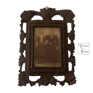 Ancien cadre photo français en métal rouillé endommagé endommagé en relief, tenture murale, porte-photos, accessoires photo anciens, cadeau à collectionner, vers 1900'