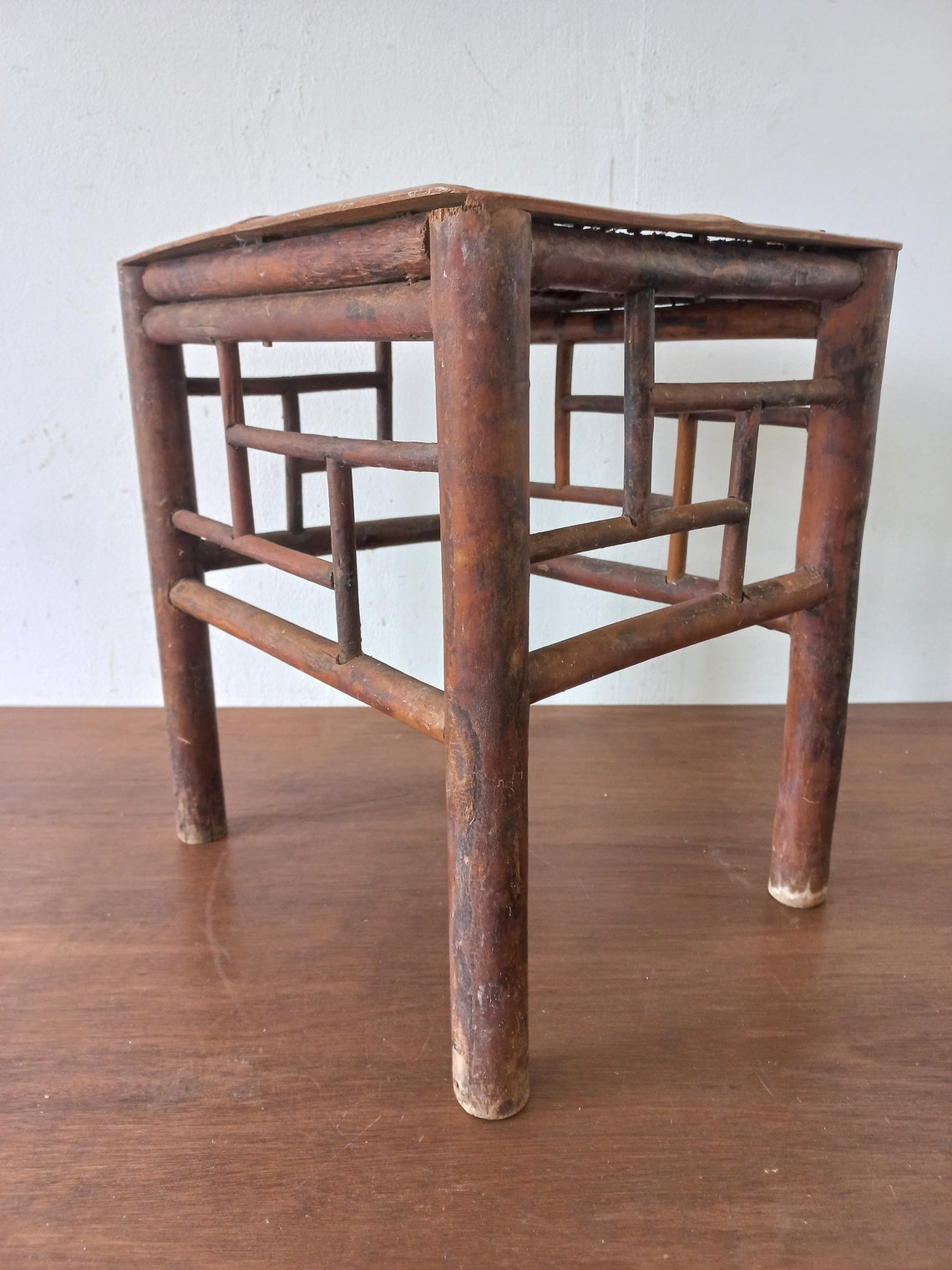 Antique Chinese Bamboo Top Side Table – Circa 1920s Wood Furniture, Foto 3 von 5
