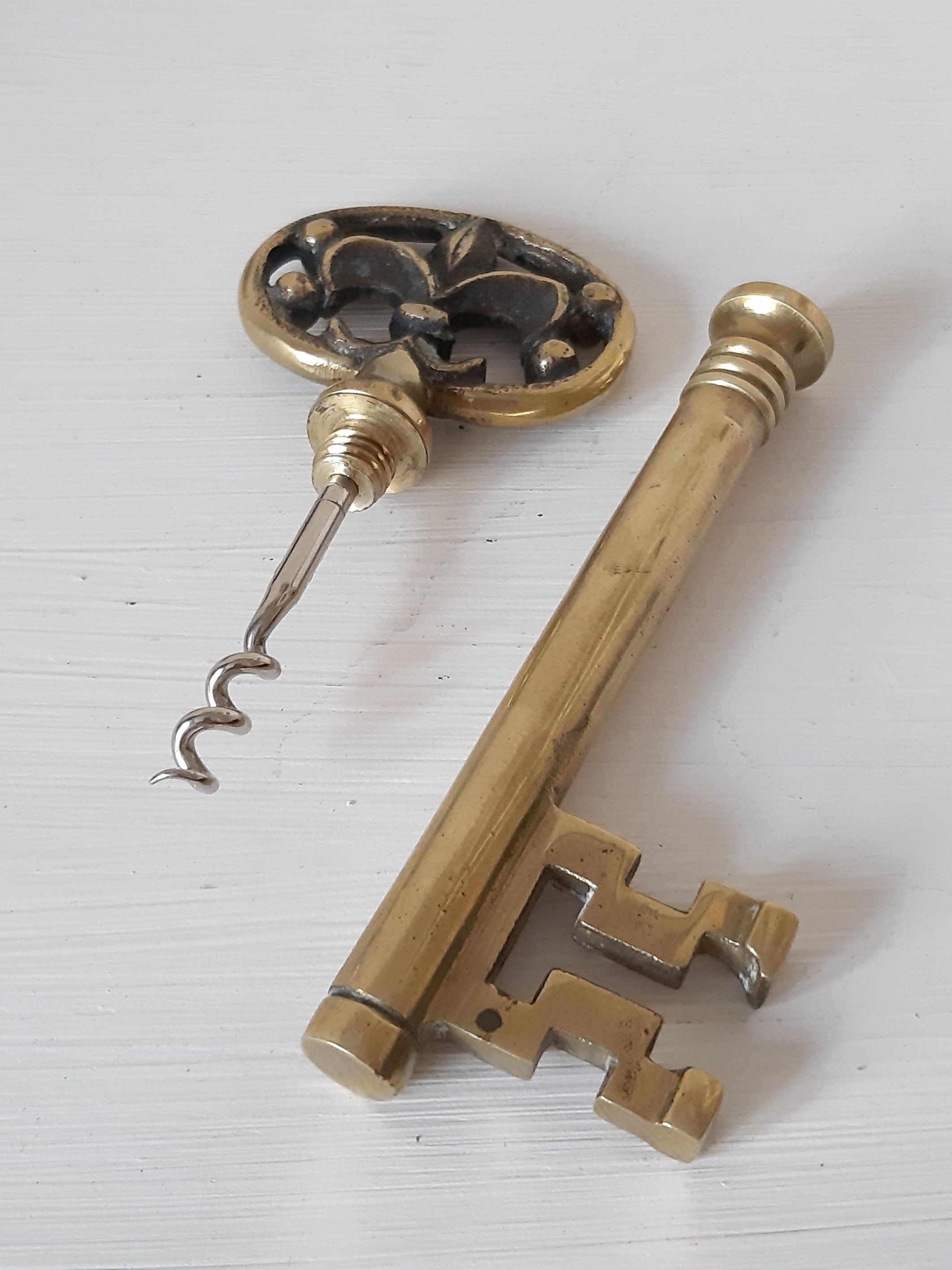Vintage Brass Wine Corkscrew Key Bottle Opener Bar-Ware Bouteille Cap Lifter Nouveauté Fleur de Lys 