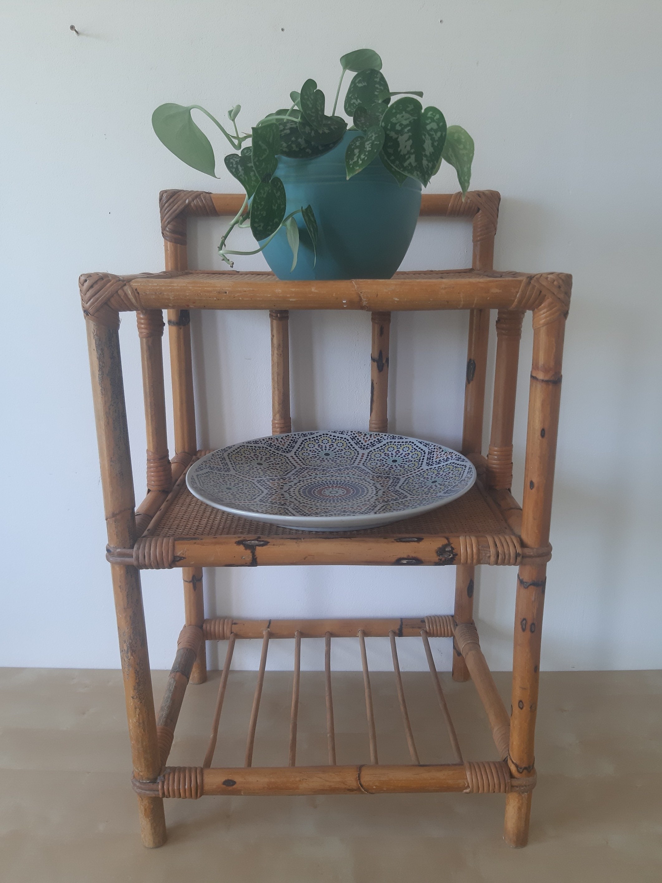 Vintage Français Heavy Bamboo 2 Tier Stand Tissé Wicker Canework Plancher Debout Étagères Ensemble A