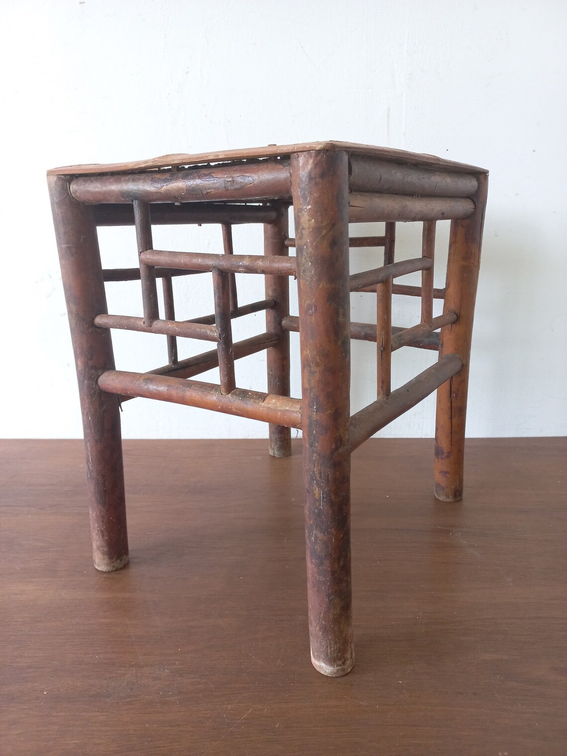 Antique Chinese Bamboo Top Side Table – Circa 1920s Wood Furniture, Foto 4 von 5