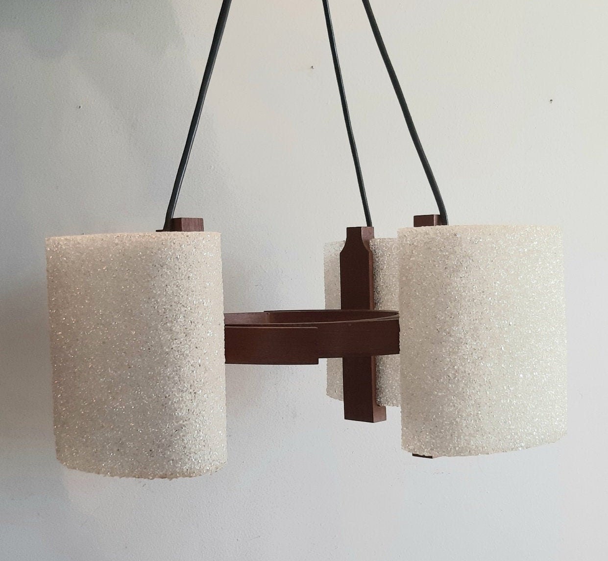 lustre vintage de style scandinave en jalest avec 4 abat-jour plexiglas blanc structurel stratifié bois teck, décoration bar rétro pour la maison