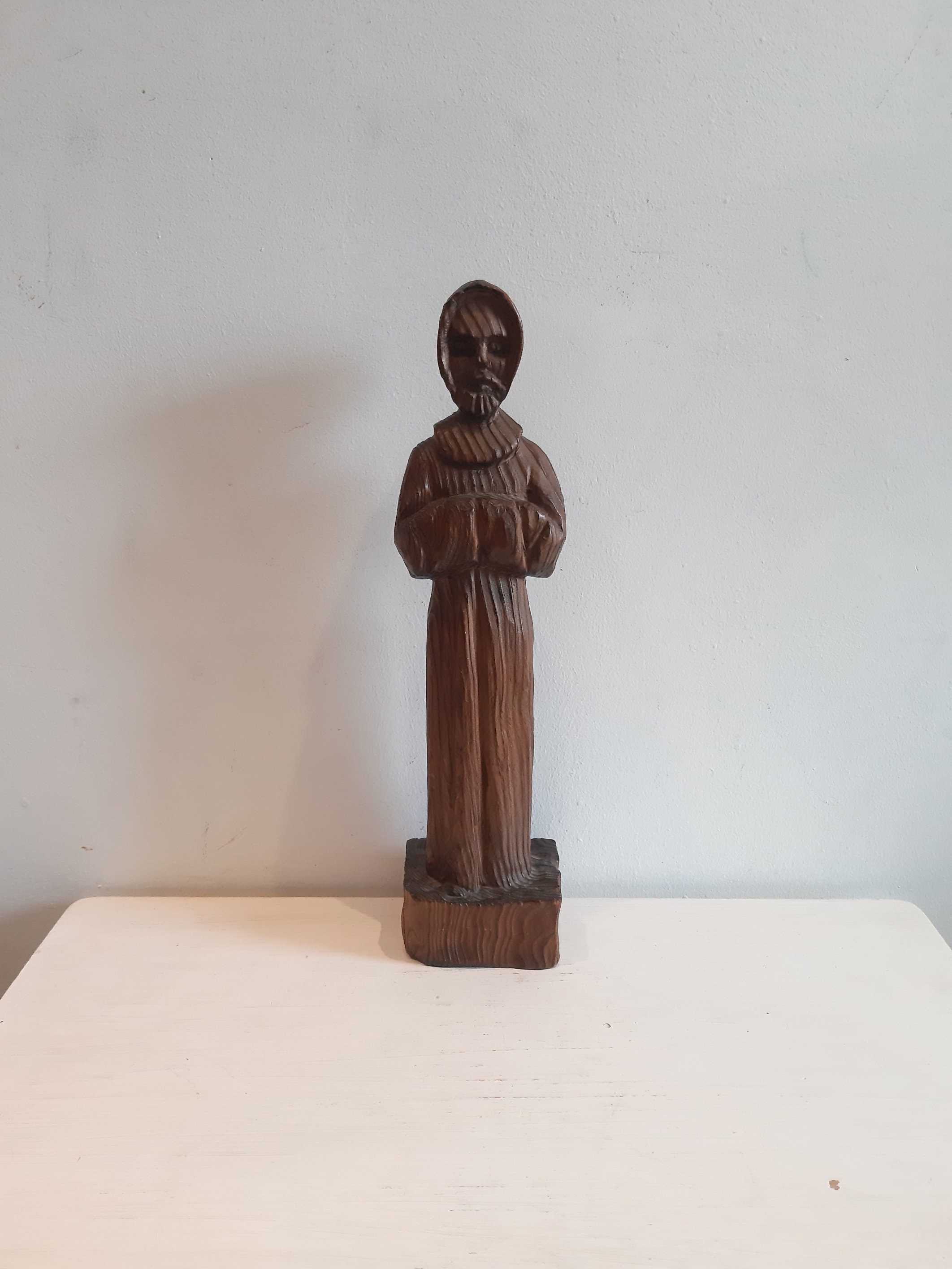 Main Religieuse de Français Cru Sculptée Dans Le Modèle Naïf Prêtre en Bois Foncé Vert Statue d'art 