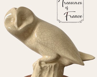 Rare statue hibou vintage fabriquée par Le Dauphin, France, glaçure craquelée, style Art déco, présentoir en céramique écru, cadeau déco classique moderne, vers les années 1990