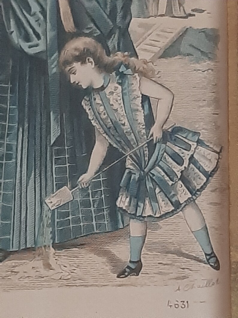 Puede incluir: Una ni&ntilde;a peque&ntilde;a con un vestido azul y blanco con falda con volantes y un lazo en el pelo sostiene una peque&ntilde;a pala. Est&aacute; de pie en un camino de tierra con una mujer con un vestido azul detr&aacute;s de ella.