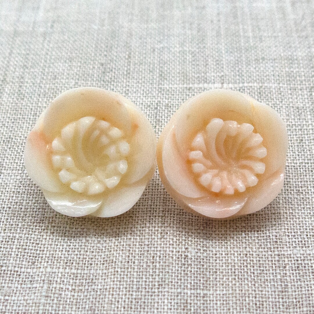 日本の梅の花の彫刻 • 天然の本物の貴重な深海ピンク珊瑚のスタッド